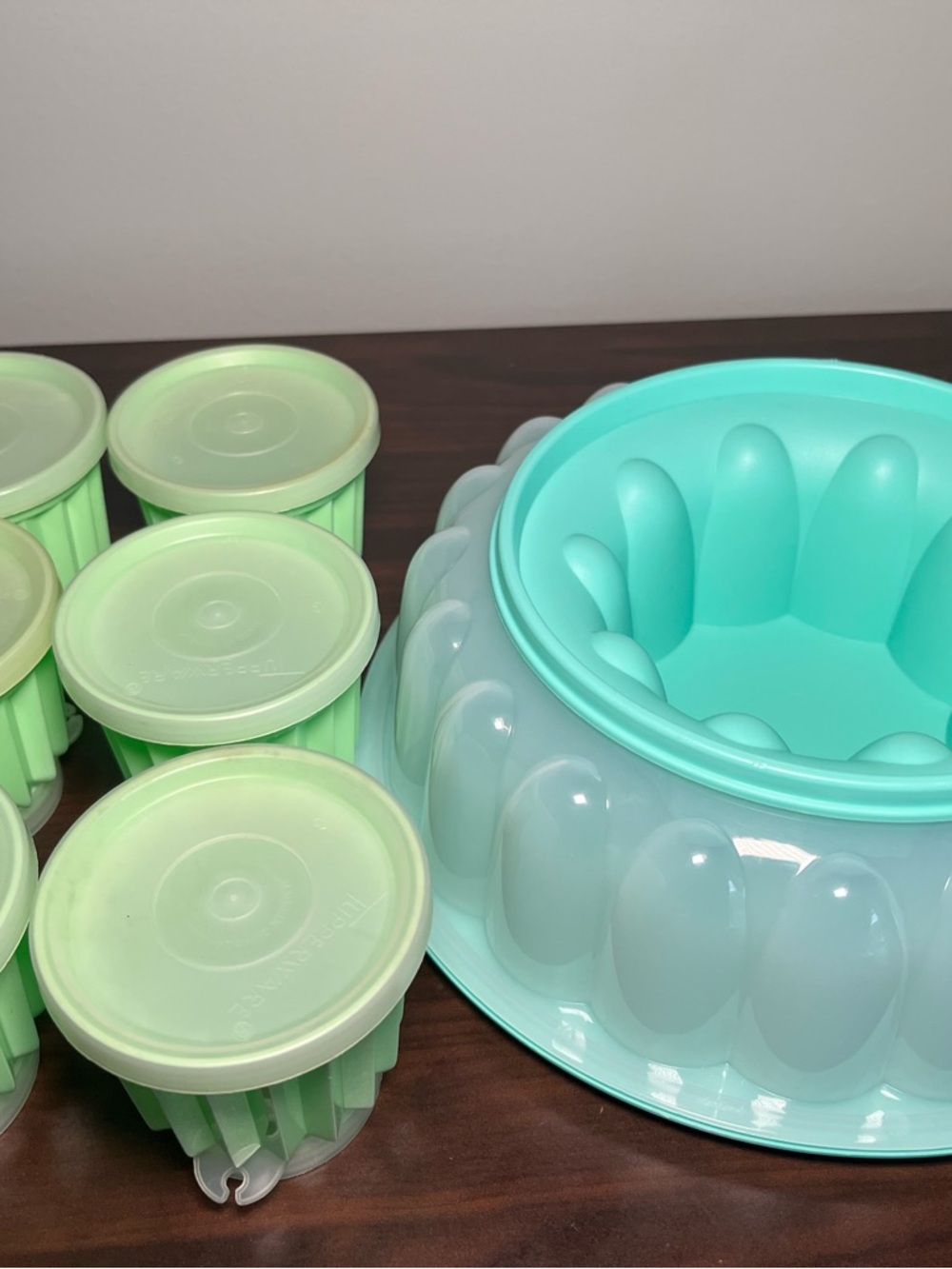 Iconic vintage Tupperware fluted Jello mold set with 6 individual mold. - Picture 10 of 15